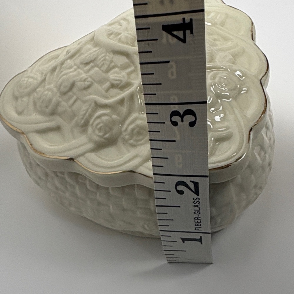 Hampton Collection ivory porcelain heart-shaped trinket box - Picture 8 of 10